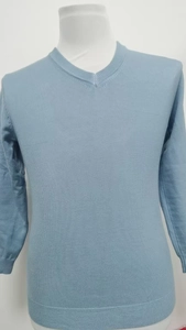 Detail der feinen Stricktextur und des V-Ausschnitts an diesem blauen Herrenpullover