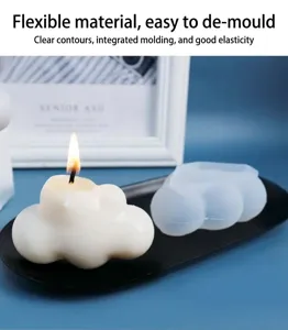 Stampo in silicone a forma di nuvola traslucida con una candela finita su un vassoio