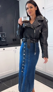 Détail de jupe en jean taille haute avec boutons et fente latérale irrégulière chic