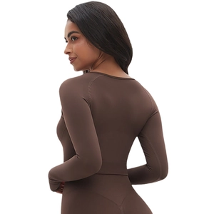 Haut de yoga marron à manches longues sans couture, coupe ajustée et tissu respirant