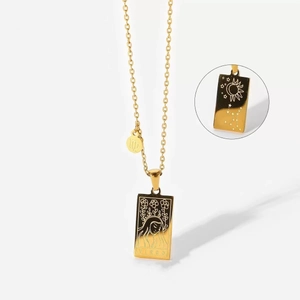 Collier en acier inoxydable doré avec pendentif carré du zodiaque Vierge et détails recto-verso