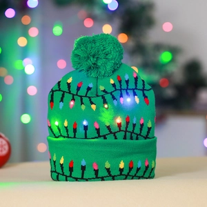 Cappello natalizio a maglia verde con luci LED, pompon e motivi a lampadine festose