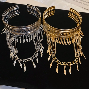 Vue détaillée de bracelets manchettes bohèmes avec plumes en métal et chaînes à franges