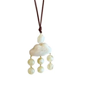Sautoir nuage en résine avec texture marbrée et cordon en cuir au design chic