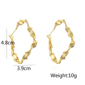 Golden wavy geometric hoop earrings for women made of 18K gold plated metal 4.8cm