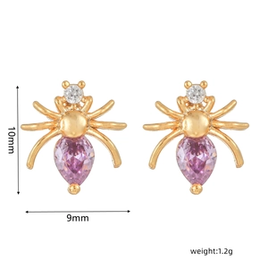 Detalle de pendientes de araña dorados con cristal púrpura y medidas de 10mm