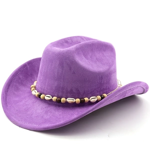 Détail du chapeau de cowboy en daim violet avec bande ethnique en coquillages et bois