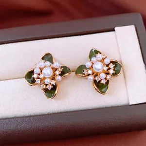 Boucles d'oreilles vintage dorées 18 carats avec émail vert foncé et perles élégantes