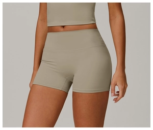 Dettaglio degli shorts da yoga a vita alta senza cuciture in tessuto a compressione