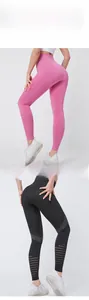 Dettaglio dei pantaloni da yoga a vita alta con design a rete traforata senza cuciture