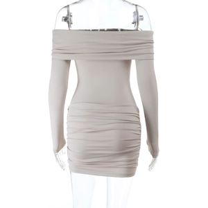 Détail de la robe beige à épaules dénudées avec des fronces et une coupe ajustée