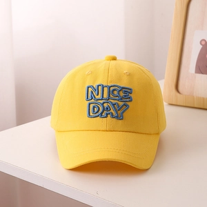 Détail de la broderie Nice Day sur casquette de baseball en coton jaune enfant
