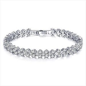 Détail du bracelet fer à cheval serti de deux rangées de cristaux brillants pavés
