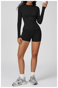Détail du haut à manches longues et short de yoga taille haute noir pour l'entraînement