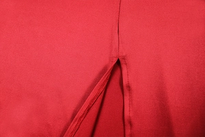 Detailansicht des roten Stoffes mit hochwertiger Naht am eleganten Seitenschlitz