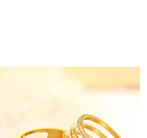 Détail d'une bague dorée multicouche avec de fins oxydes de zirconium et finition polie