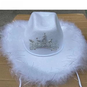 Dettaglio cappello da cowboy bianco con bordo di piume e corona di strass lucenti