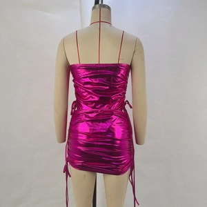 Detail eines metallisch-pinkfarbenen Mini-Kleides mit Kordelzug und glänzendem Rückendesign