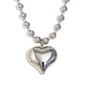 Collier avec pendentif cœur en acier inoxydable argenté et chaîne à perles élégante
