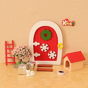 Maison de poupée de Noël miniature avec porte en bois rouge, échelle et décor de fête