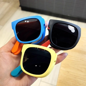 Lunettes de soleil pliables enfant avec monture mate colorée et protection UV bleu jaune noir