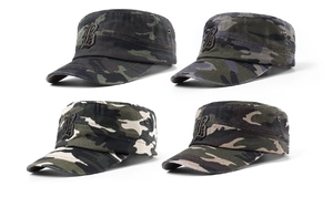 Dettagli di quattro cappellini militari mimetici con ricamo vintage B e fori in metallo