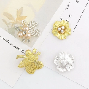 Ciondoli in lega a fiori e foglie con perle e strass per la creazione di gioielli fai-da-te