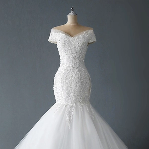 Robe de mariée sirène à épaules dénudées avec broderie de dentelle et détails de paillettes