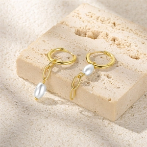 Detail view of a gold S925 silver hoop earring with fringe chain and white pearl on stone
