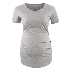 Dettaglio di una t-shirt premaman grigia con arricciature laterali e bottoni decorativi