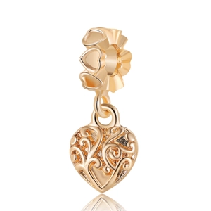 Pendentif cœur doré élégant avec motifs évidés et connecteur orné de petits cœurs