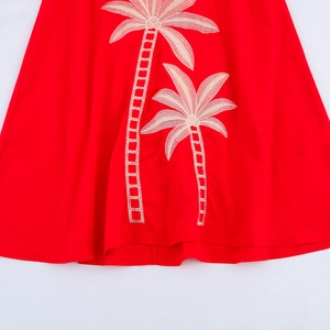 Rotes ärmelloses Maxikleid mit V-Ausschnitt, Palmenstickerei und Taillengürtel-Design