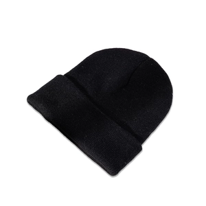 Détail du bonnet en maille noire montrant la texture côtelée et les coutures de précision