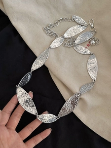 Nahaufnahme der Vintage-Silber-Taillenkette mit Hammerschlag-Struktur und Karabinerhaken