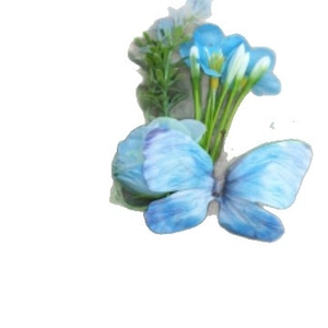 Barrette à cheveux élégante en tissu bleu avec fleur et papillon sur fond blanc