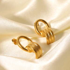 Minimalistische 18k vergoldete geometrische Creolen auf beigefarbener Seide für Damen