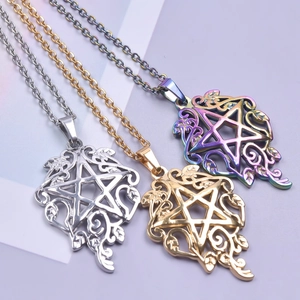 Gros plan de pendentifs étoile et vigne en argent, or et irisé pour bijoux DIY