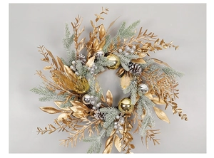 Détail d'une couronne de Noël avec feuilles dorées, aiguilles de pin et boules