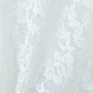 Gros plan sur tissu dentelle blanc avec motif floral élégant et détails ajourés