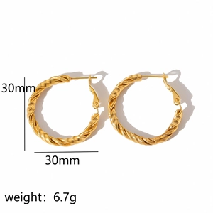 Détails de boucles d'oreilles créoles torsadées en acier titane doré 18 carats avec dimensions