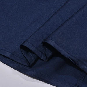 Dettaglio macro del tessuto twill blu navy che mostra la trama fine e la cucitura