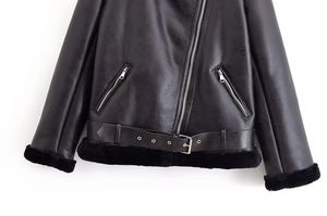Détails du blouson motard en similicuir noir avec fermeture éclair et ceinture à boucle