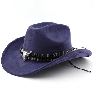 Détail d'un chapeau de cowboy violet avec décoration crâne de taureau et ruban tissé