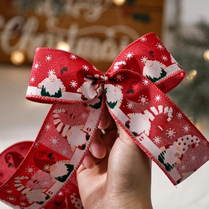 Ruban de Noël rouge festif avec motifs de gnomes et de flocons noué en nœud