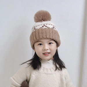 Winter-Strickmütze für Kinder in Creme und Khaki mit Bommel und kuscheligem Rippbündchen