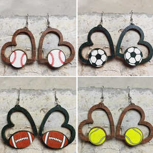 Herzförmige Sportohrringe Holz Hohl Fußball Baseball Basketball Football Muster Sportlicher Schmuck Für Frauen