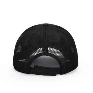 Vista posteriore del cappellino da baseball nero in mesh con cinturino regolabile