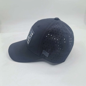 Detailansicht einer schwarzen Baseballkappe mit Laserlöchern und US-Flaggen-Aufnäher