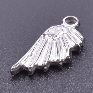 Macro d'un pendentif aile en argent poli avec texture de plumes pour bijoux DIY