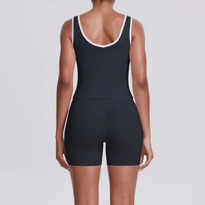 Détail de l'ensemble de yoga dos nageur avec liseré blanc sur tissu noir extensible